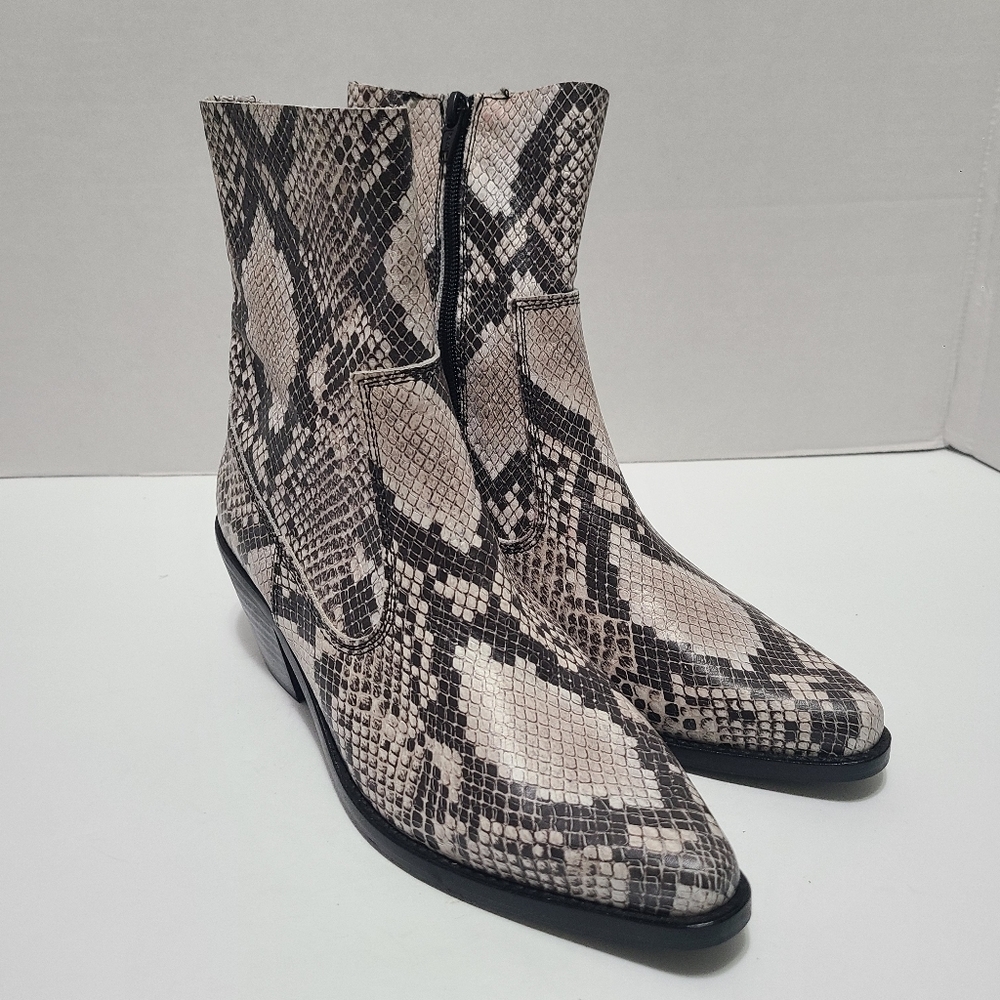Urban Outfitters Bronco Snake Print Western Boots Size 39‎